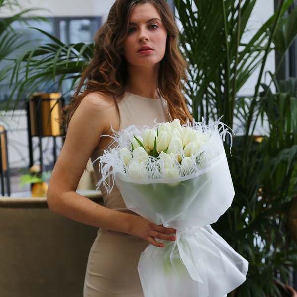 «Подих світла: 35 білих тюльпанів»