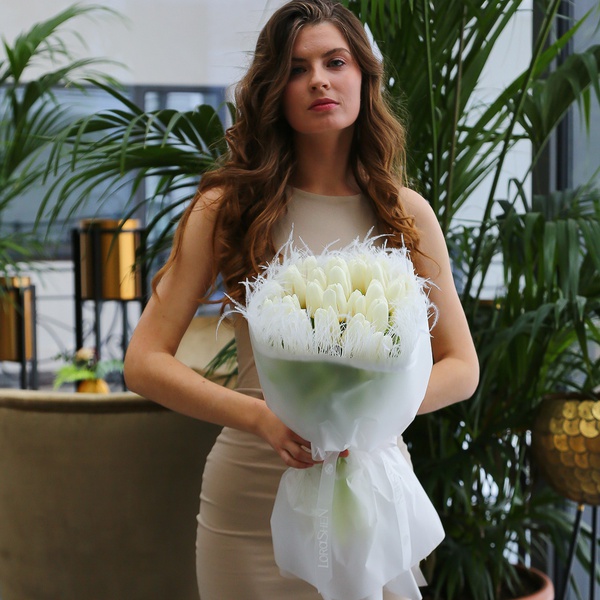 «Дыхание света: 25 белых тюльпанов»