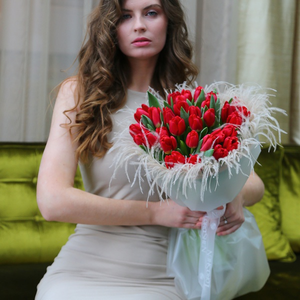 «Полум’я пристрасті: 35 червоних тюльпанів»