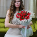 «Полум’я пристрасті: 35 червоних тюльпанів»