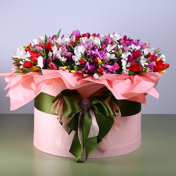 Тюльпаны и цикламен в коробке