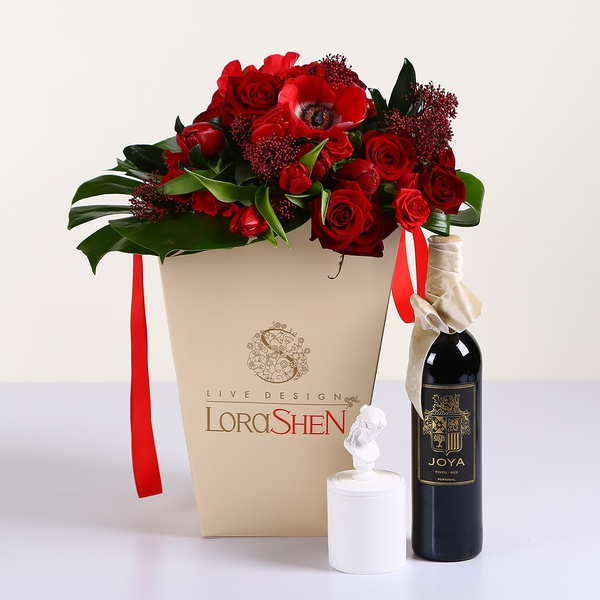 Gift set with a bright bouquet