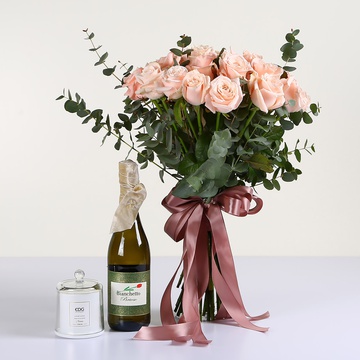 Gift set with a bouquet of powdered roses