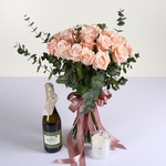 Подарочный набор с букетом пудровых роз