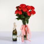 Gift set with a bouquet of coral roses