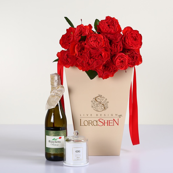 Gift set with a bouquet of coral roses