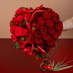Букет из бордовых роз и перца в форме сердца