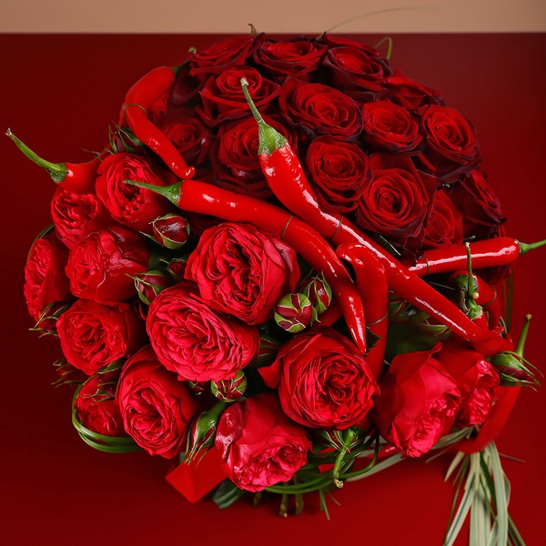 Букет из бордовых роз и перца в форме сердца