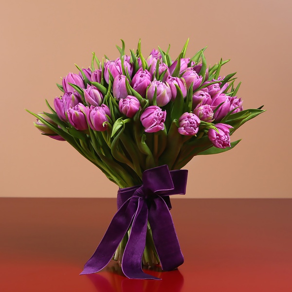 Букет з 51 фіолетових піоновідних тюльпанів