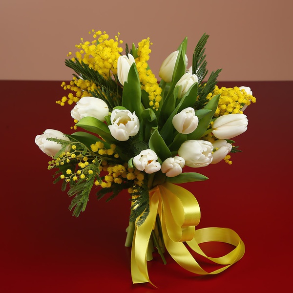 Bouquet of 15 white tulips and mimosa