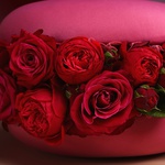 Квіткова композиція в рожевому макаруні, L