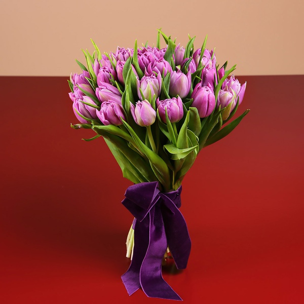 Букет з 35 фіолетових піоновідних тюльпанів