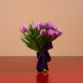 Букет из 15 фиолетовых пионовидных тюльпанов