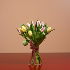 Букет из 15 нежных тюльпанов