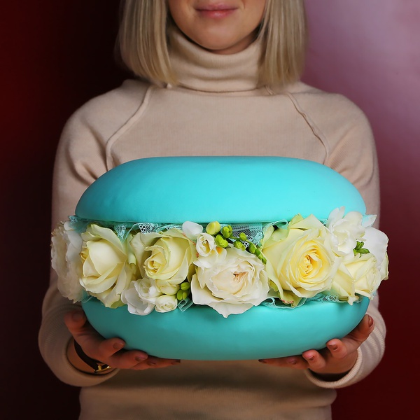 Floral composition in turquoise macaroon, L