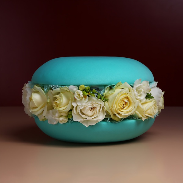 Floral composition in turquoise macaroon, L
