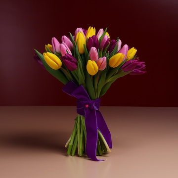 Букет из 35 ярких тюльпанов