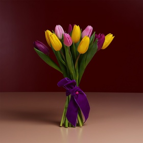 Букет из 15 ярких тюльпанов