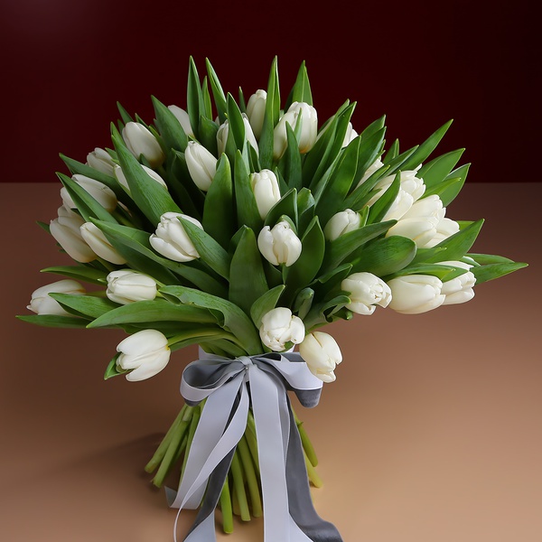 Букет з 51 білих тюльпанів