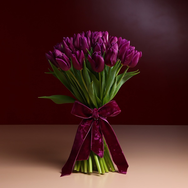 Букет из 35 фиолетовых тюльпанов