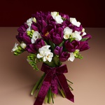 Букет из 35 фиолетовых тюльпанов и фрезии