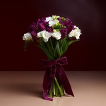 Букет из 25 фиолетовых тюльпанов и фрезии