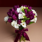 Букет из 25 фиолетовых тюльпанов и фрезии