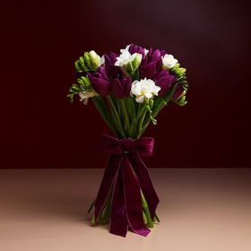 Букет из 15 фиолетовых тюльпанов и фрезии