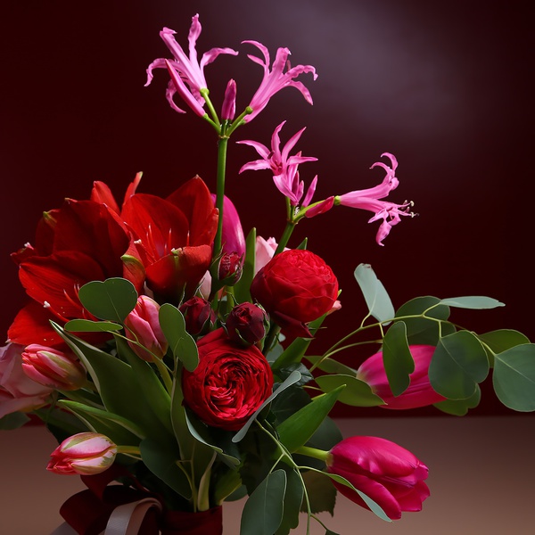 Bouquet in raspberry tones