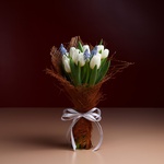 Bouquet of 15 white tulips in coconut bark