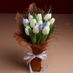 Bouquet of 15 white tulips in coconut bark