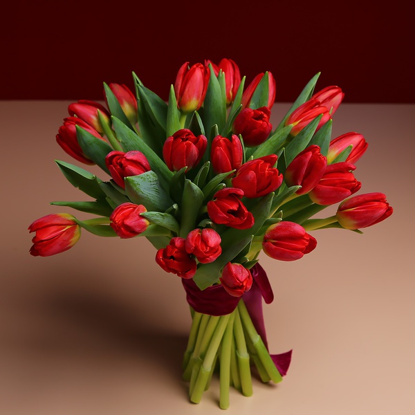 Букет з 35 червоних тюльпанів