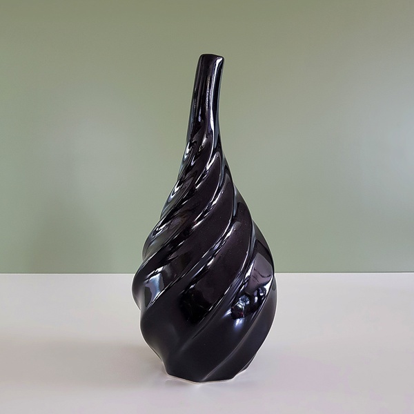Black vase 16 * 34