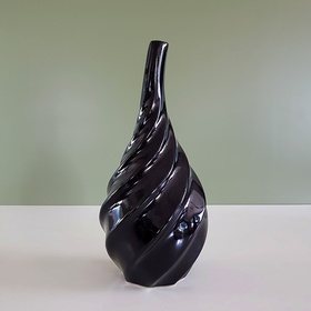 Black vase, S