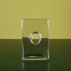 Скляна ваза з декоративним отвором