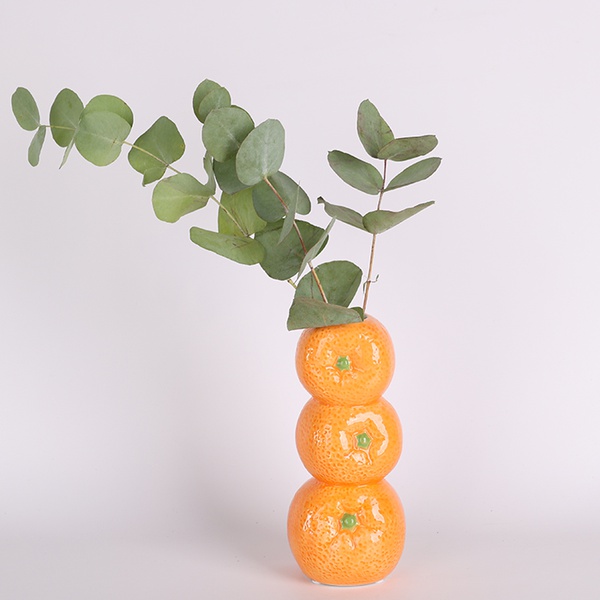 A vase of tangerines