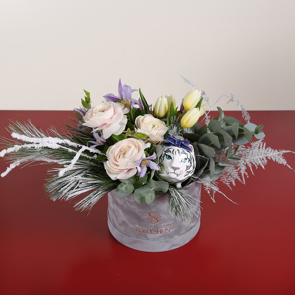 Floral composition with white-silver tiger