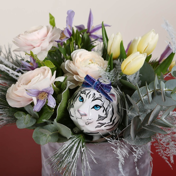 Floral composition with white-silver tiger