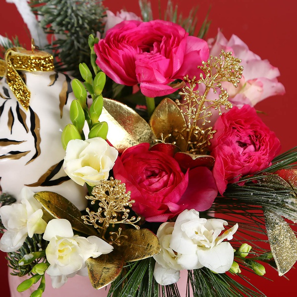 Floral composition with white and gold tiger