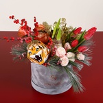 Квіткова композиція із золотаво-рудим тигром
