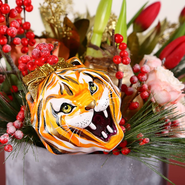 Цветочная композиция с золотисто-рыжим тигром