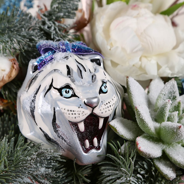 Цветочная композиция с серебристым тигром