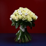 Букет з 51 білих троянд і гілочками бавовни