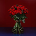 Букет з 51 червоних троянд і шишок