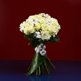 Букет з 35 білих троянд і гілочками бавовни