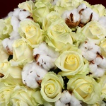 Букет з 35 білих троянд і гілочками бавовни