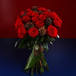Букет з 25 червоних троянд і шишок