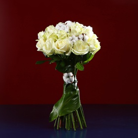 Букет з 25 білих троянд і гілочками бавовни