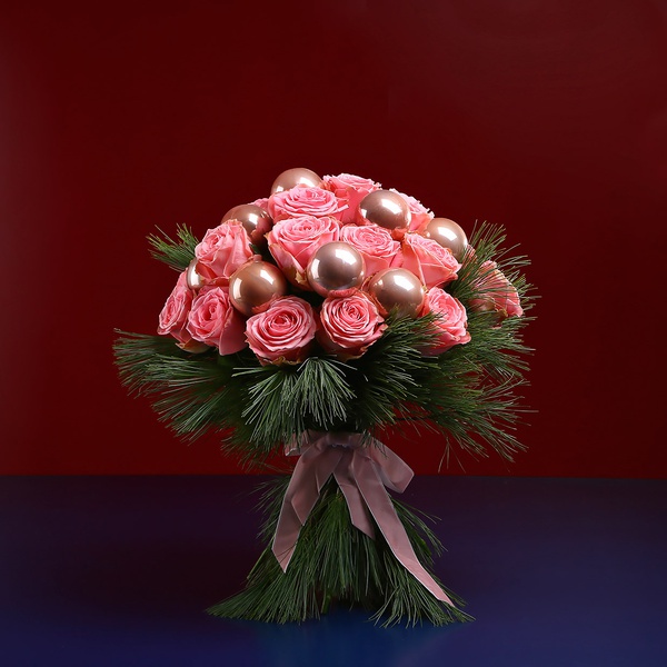 Bouquet of 25 roses and pinus