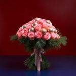 Bouquet of 35 roses and pinus